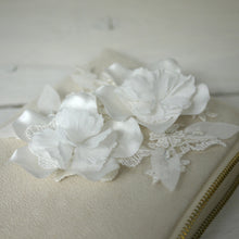 Load image into Gallery viewer, Bridal flower photo purse
