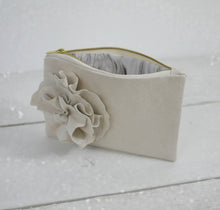 Load image into Gallery viewer, Suede flower photo purse
